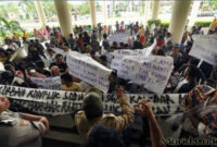 Kontravensi merupakan bentuk proses sosial yang berada di antara persaingan dan pertentangan. Kontravensi menunjukkan suatu sikap yang mengarah kepada ketidaksenangan. Kontravensi merupakan bentuk proses sosial yang berada di antara persaingan dan pertentangan. Kontravensi menunjukkan suatu sikap yang mengarah kepada ketidaksenangan.